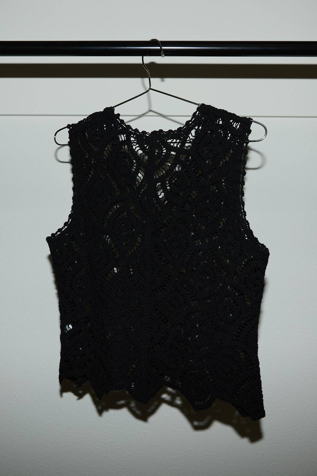 V-NECK SLEEVELESS BUTTON DOWN CROCHET