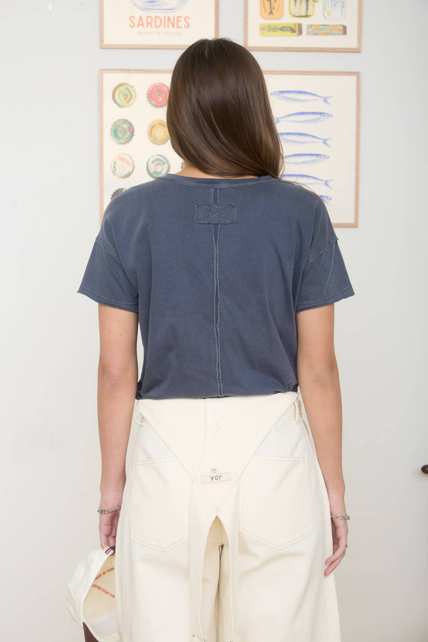 ROUND NECK SHORT SLEEVE EXPOSED SEAM KNIT TOP