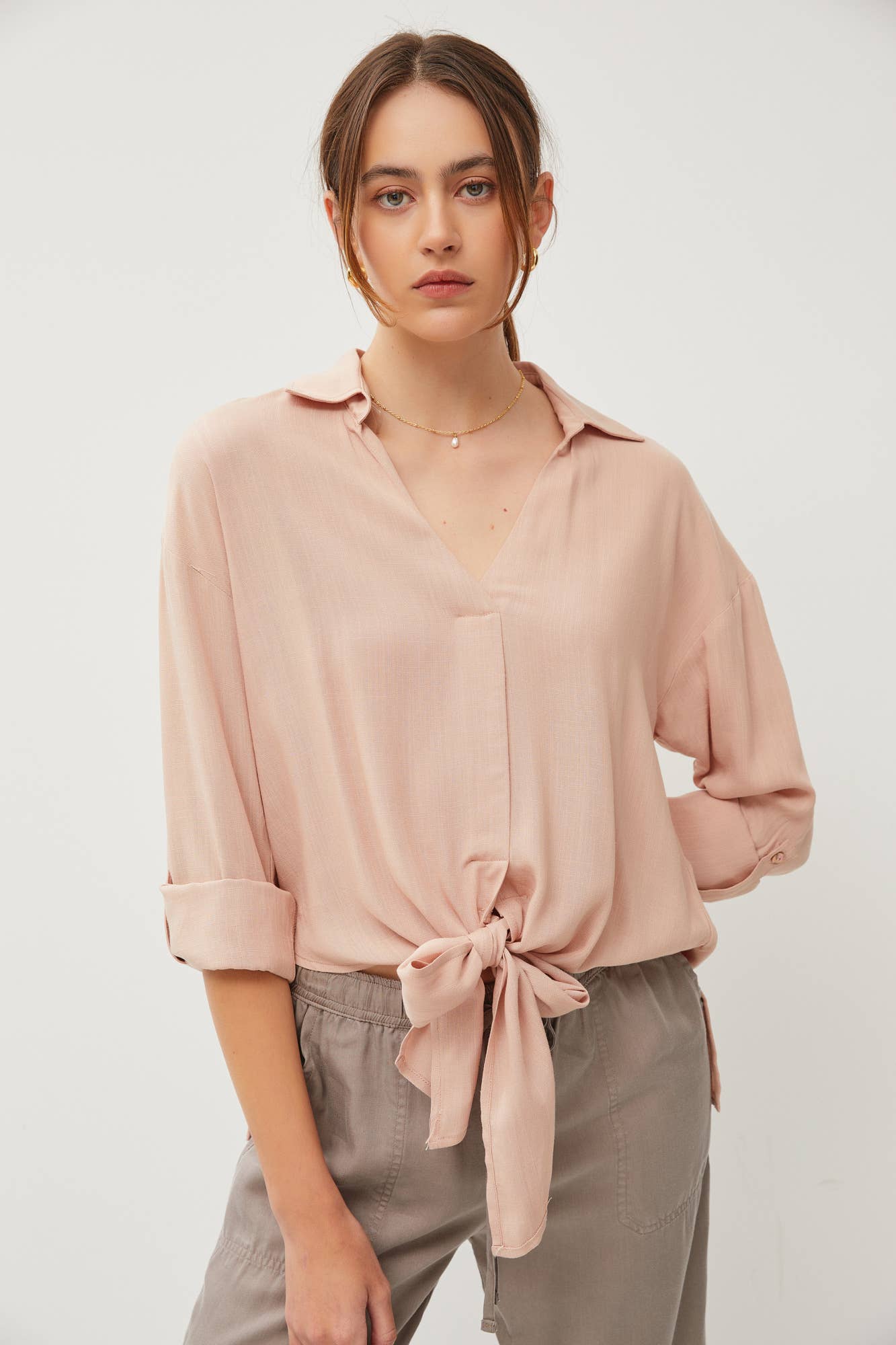 V-NECK TIE FRONT ROLL UP SLEEVE SHIRT: Dusty peach / M