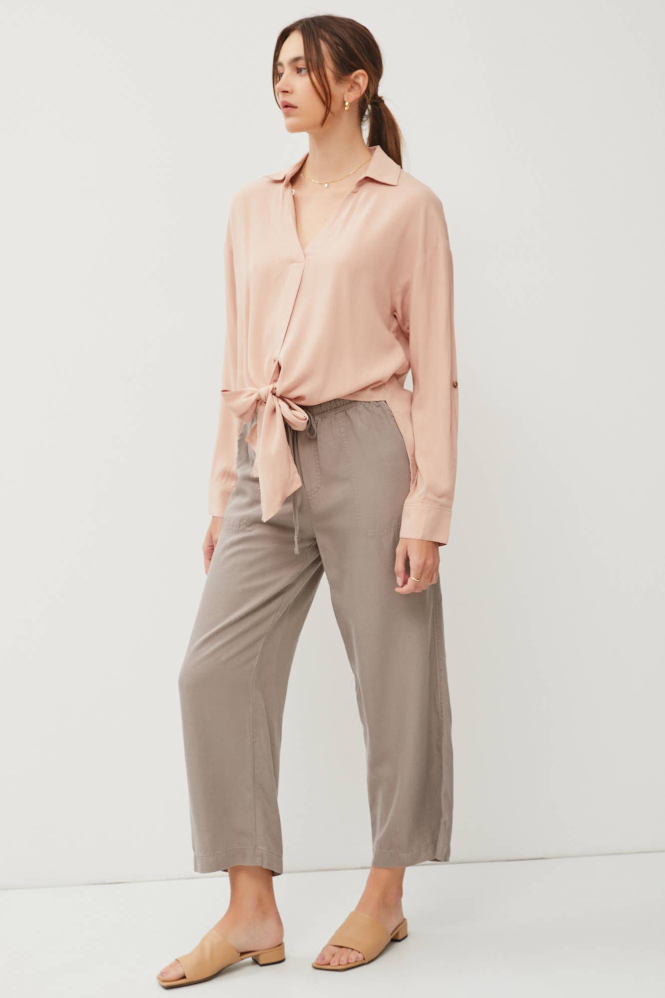 V-NECK TIE FRONT ROLL UP SLEEVE SHIRT: Dusty peach / S