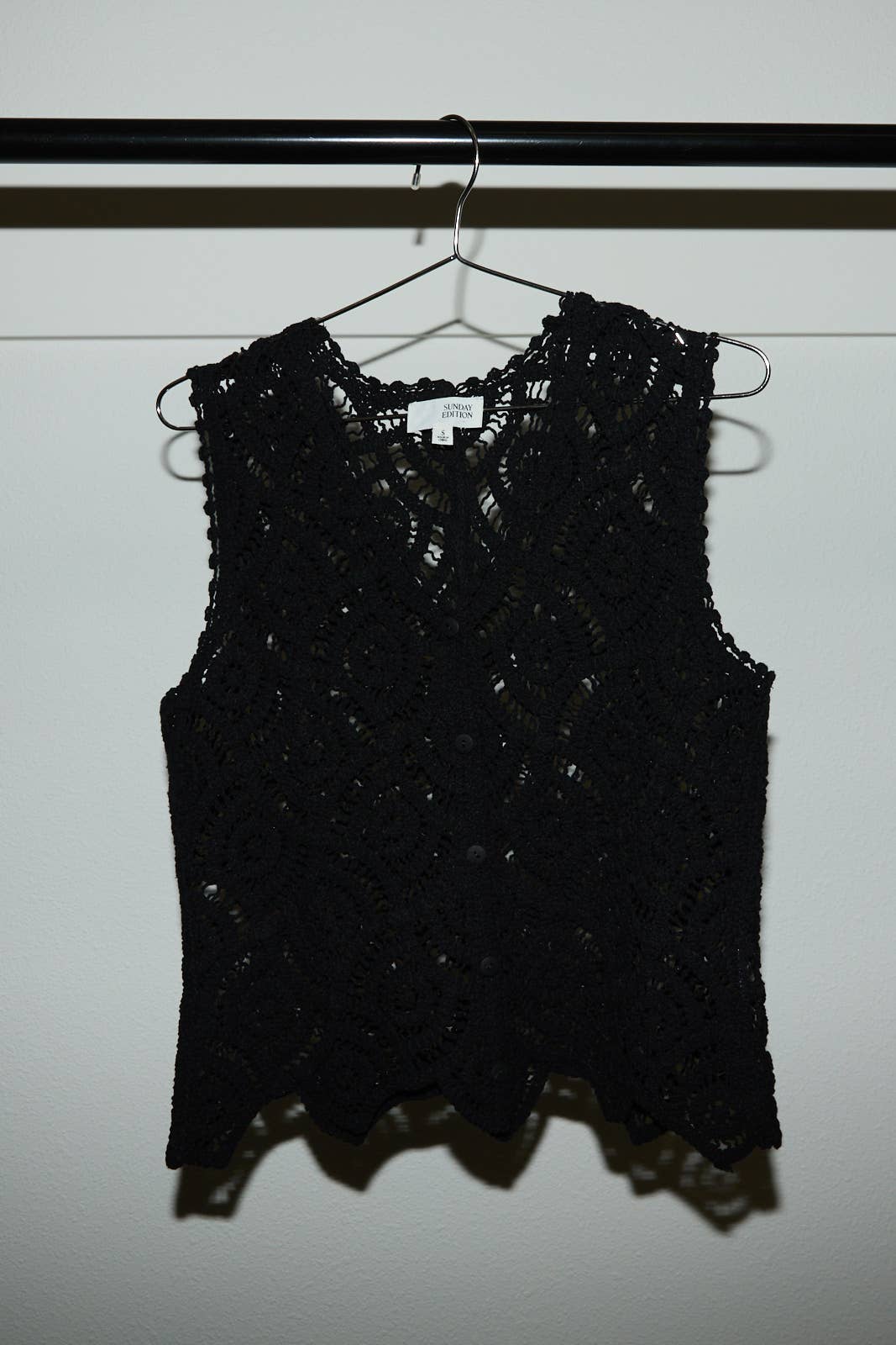 V-NECK SLEEVELESS BUTTON DOWN CROCHET