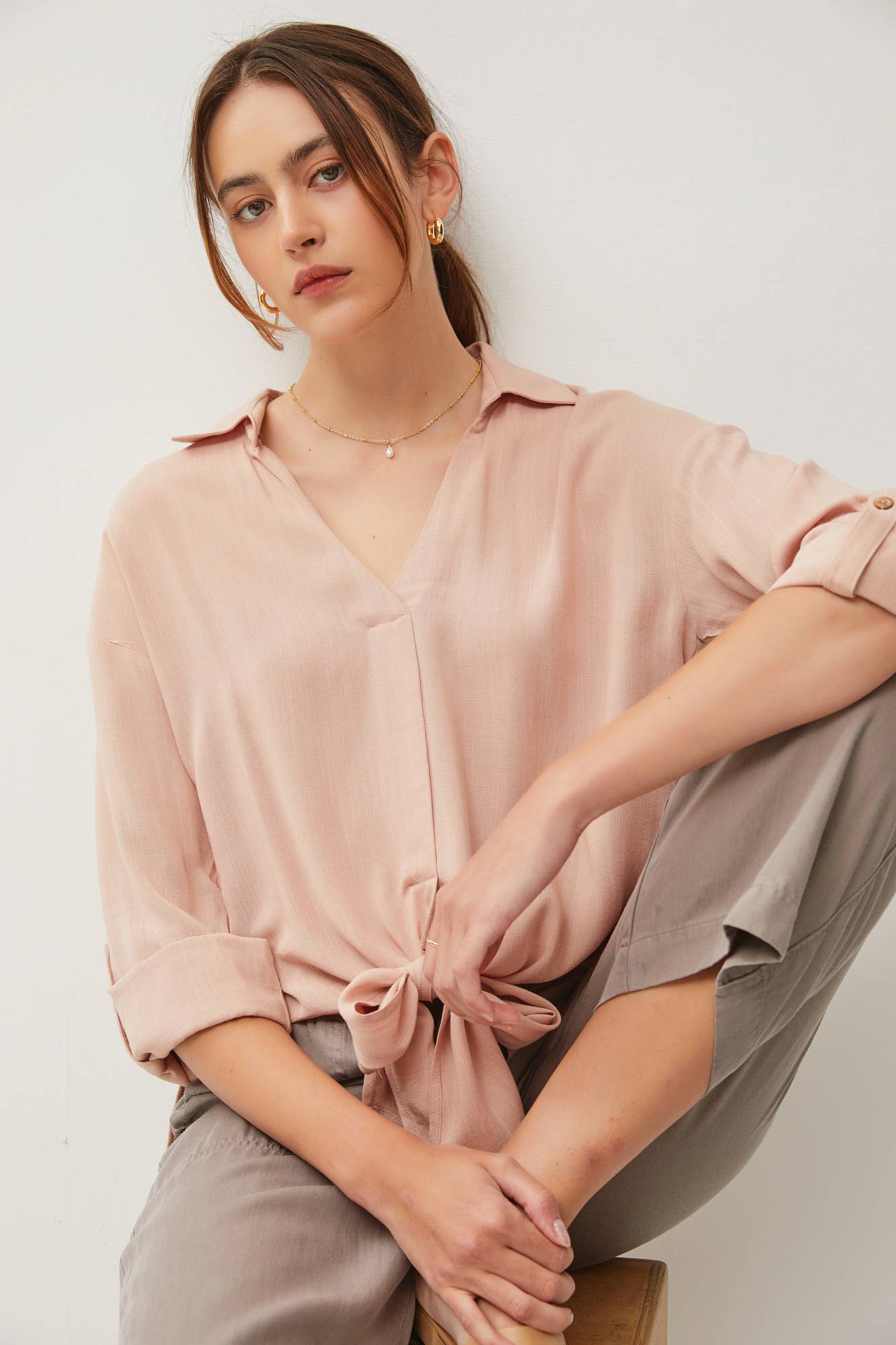 V-NECK TIE FRONT ROLL UP SLEEVE SHIRT: Dusty peach / M